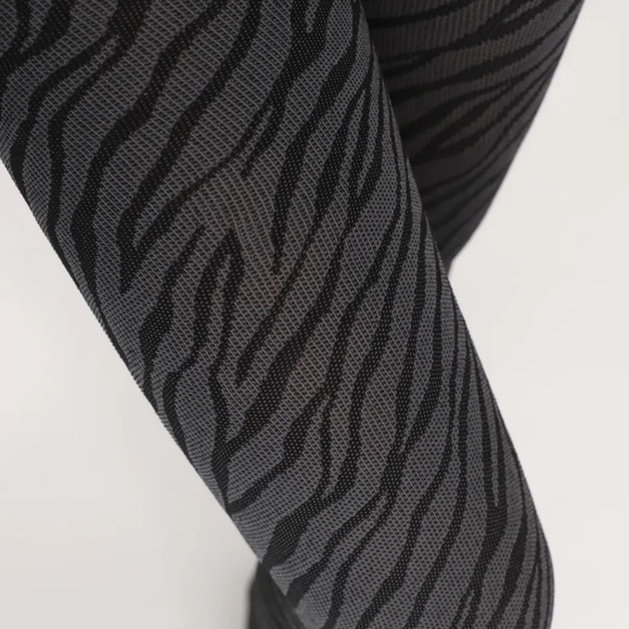 Oroblu Savannah Pattern Opaque Tights - Picture 3 of 8